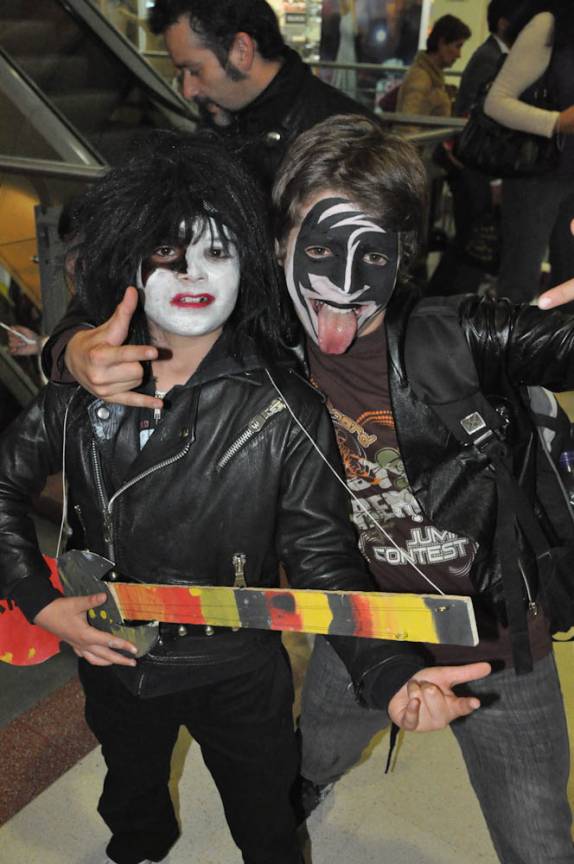 Encontro de roqueiros em shopping ede Bogotá, na Colômbia, no Dia das Bruxas